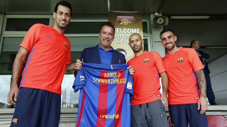 Schwarzenegger benézett a Barcelona futball csapatához