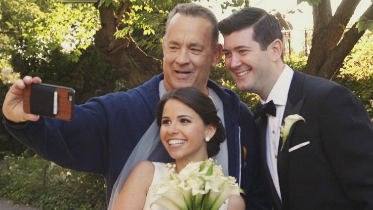 Tom Hanks nagyon meglepte az éppen fotózkodó friss házasokat