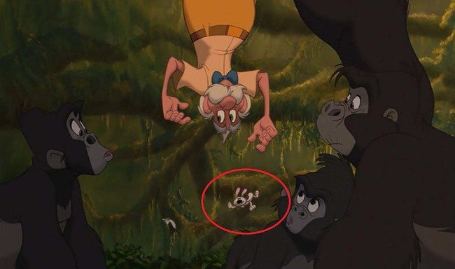 A Tarzanban a professzor táskájából kieső játékkutya ugyanolyan, mint az igazi kutya a Mulan-ból