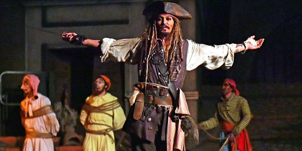 Johnny Depp alaposan meglepte Disneyland látogatóit (videó!)