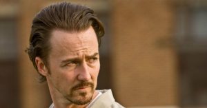 Edward Norton nyomozónak áll következő filmjében