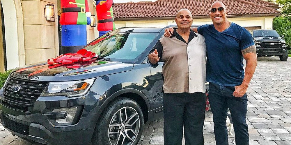 Dwayne Johnson Cadillacet vett az apukájának sikeres csípőműtétje alkalmából