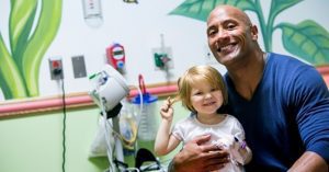 Dwayne Johnson és Jason Statham beteg gyerekek kívánságát teljesítette