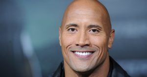 Dwayne Johnson folyton vesz valakinek valamit