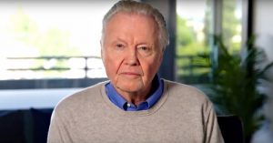 Angelina Jolie édesapja, az Oscar-díjas Jon Voight videóban imádkozott a koronavírus helyzete miatt