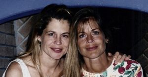 Váratlanul látott napvilágot a hír, hogy ismeretlen körülmények között elhunyt Linda Hamilton ikertestvére, Leslie Hamilton Freas