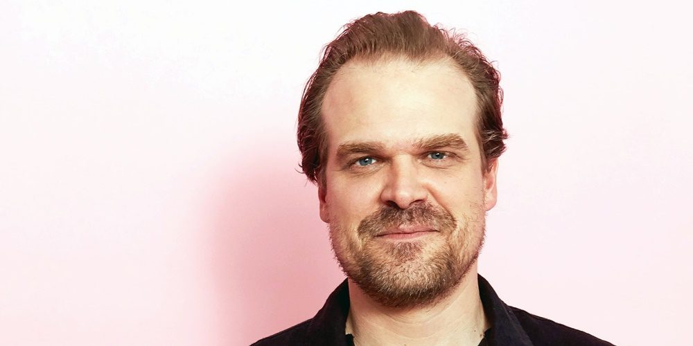 David Harbour, a Stranger Things Hopper sheriffje megmutatta hol lakik, és még a telefonszámát is közzétette