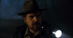 David Harbour, a Stranger Things Hopper sheriffje megmutatta hol lakik, és még a telefonszámát is közzétette