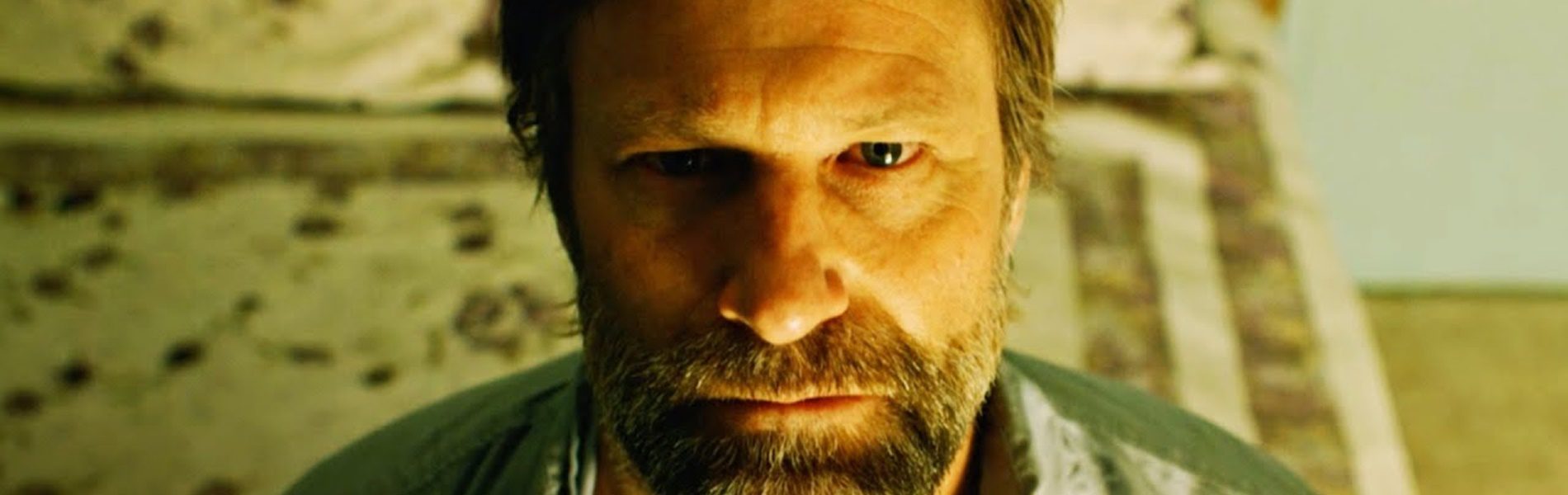 Előzetest kapott Aaron Eckhart és Tommy Lee Jones thriller filmje!