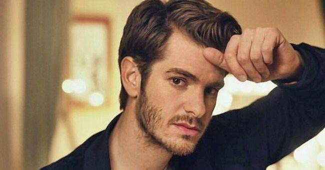 “Színész vagyok Hollywoodban, vágyom rá, hogy férfiakkal is lefeküdjek” – Andrew Garfield