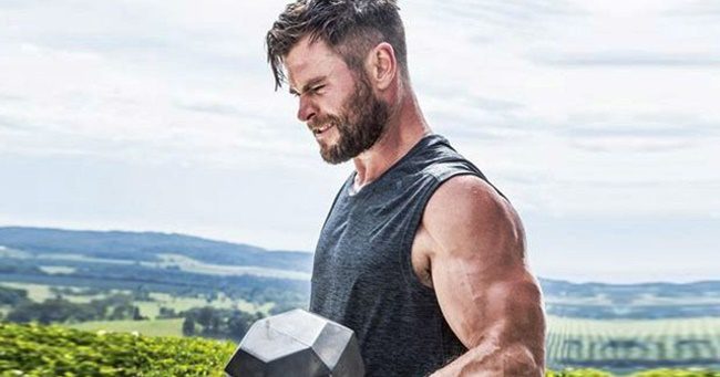 Chris Hemsworth nagyon kigyúrt testtel érkezett meg a Thor 4 forgatására