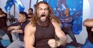 Elképesztő táncot nyomott Jason Momoa (videó)