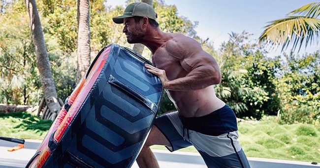 Chris Hemsworth úgy kigyúrta magát, hogy a dublőrje nem bírja a tempót