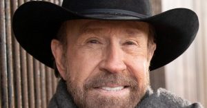 "Isten megmentett, mert tervei voltak velem" - Chuck Norris