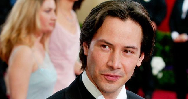 Keanu Reevest rengeteg fájdalom érte, de van egy furcsa szokása, amitől csak még jobban tiszteljük