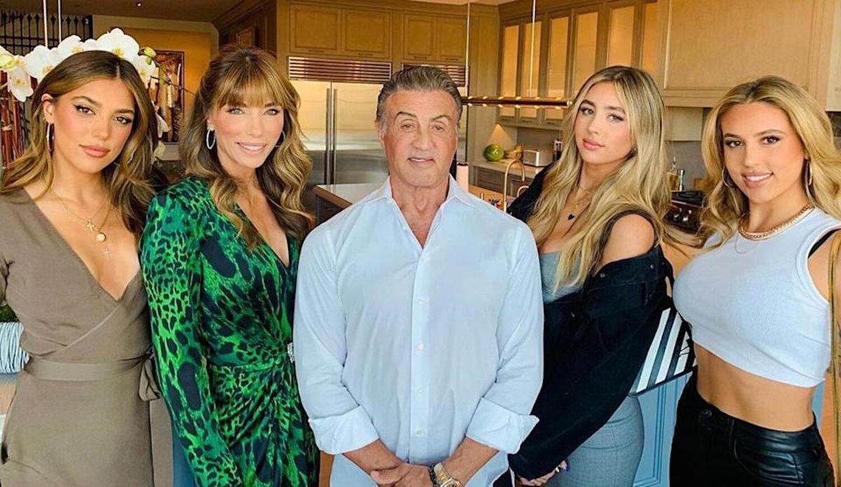 Sylvester Stallone egy képen pózol lányaival: Sophia, Sistine és Scarlet felnőttek és elképesztően dögös nőkké váltak