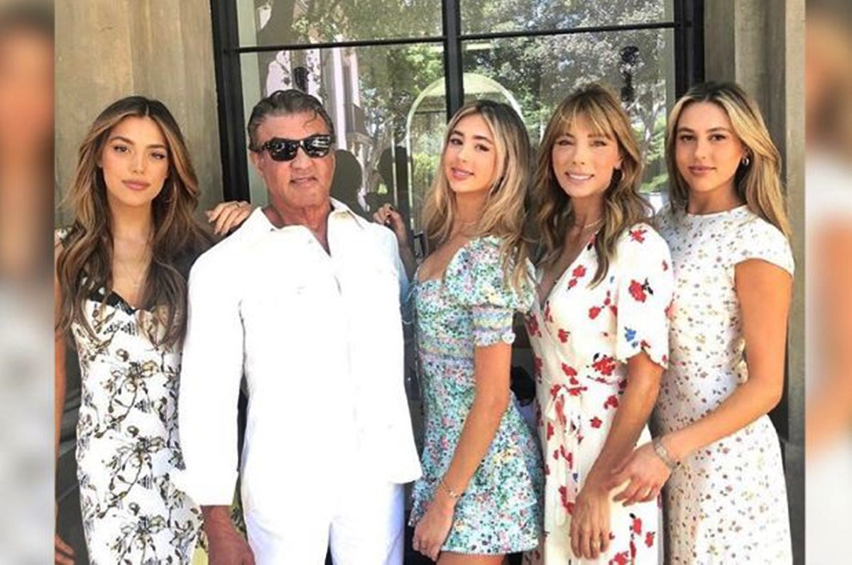 Sylvester Stallone egy képen pózol lányaival: Sophia, Sistine és Scarlet felnőttek és elképesztően dögös nőkké váltak