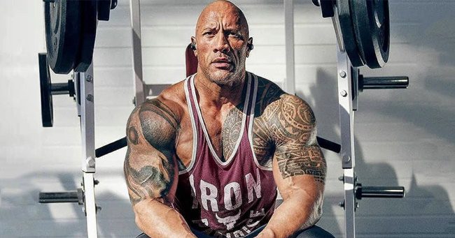 Meg kellett változtatni Dwayne Johnson új filmjét, mert túlságosan kigyúrta magát