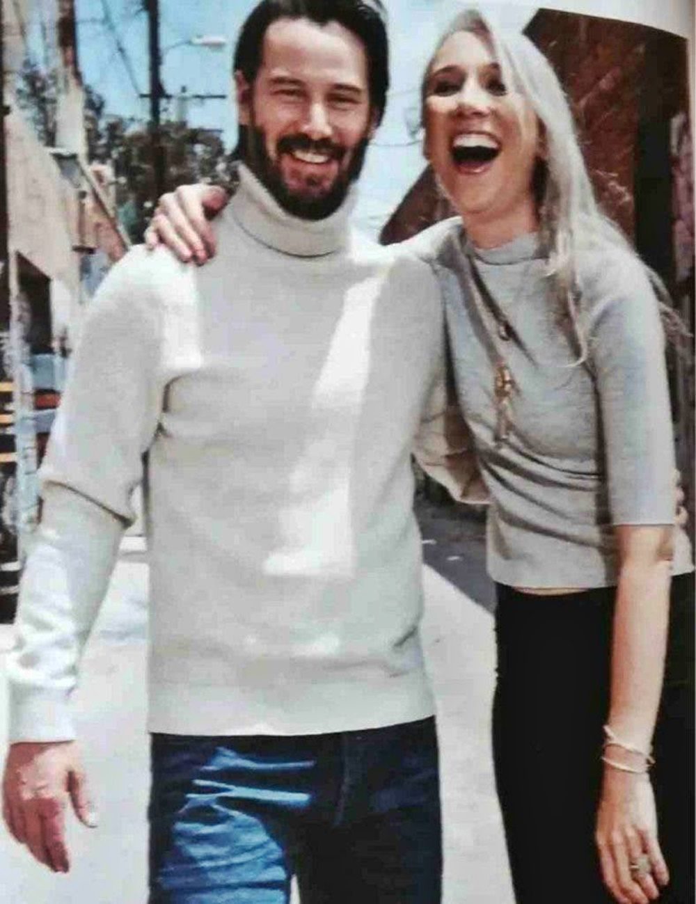 Ilyen Keanu Reeves, amikor boldog – megmutatjuk szépséges barátnőjét