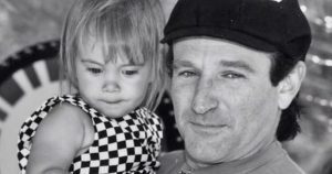 Most lenne 71 éves Robin Williams – Ritkán látott lánya így néz ki napjainkban