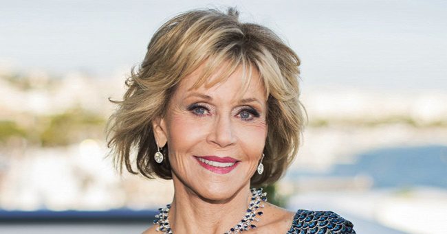 Le a kalappal! Jane Fonda 83 évesen is bomba formában van