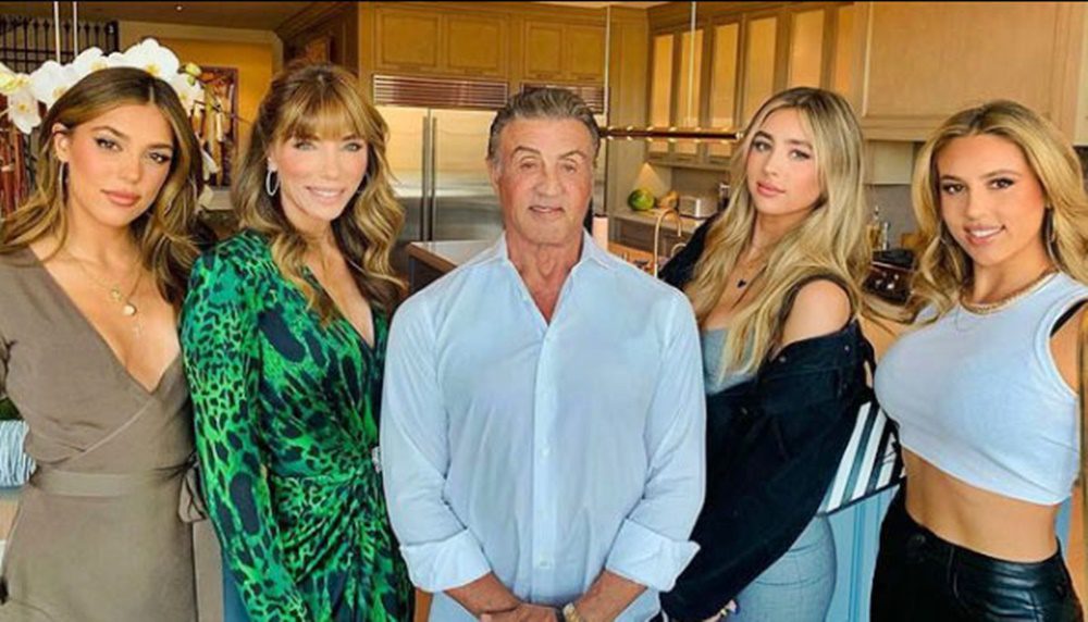 Sylvester Stallone felesége és három lánya egy képen: az akciósztárnak ilyen szép családja van