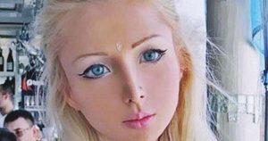 Végképp eltorzult a teste! Borzasztóvá műtette magát az emberi Barbie