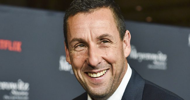 Adam Sandler felesége igazi bombázó - Már 23 éve bolondul gyönyörű feleségéért