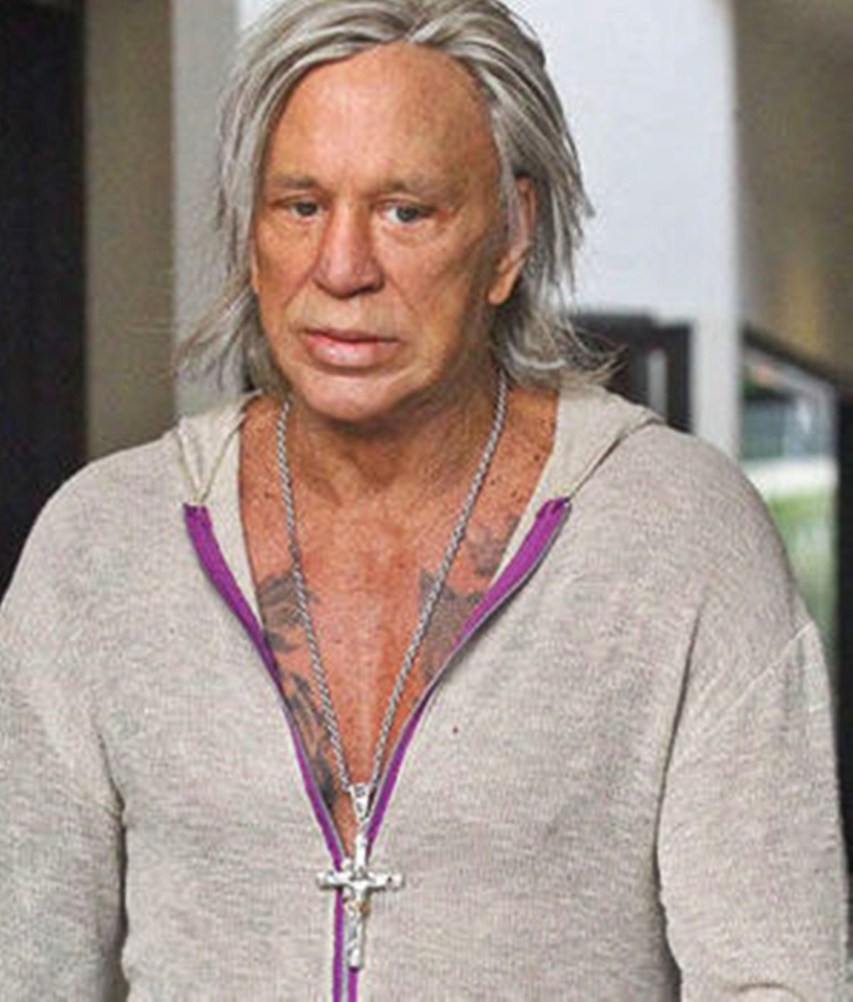 Mickey Rourke sármos arcát tönkretette a plasztika – 69 évesen így néz ki