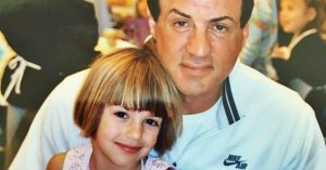 Sylvester Stallone középső lánya elbűvölő: friss fotókon a 24 éves Sistine