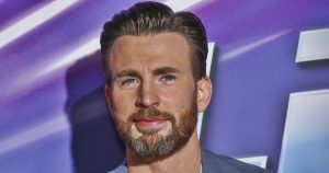 A valóságban ő Chris Evans barátnője – Az Amerika Kapitány sztárjának igazi bombázó a párja