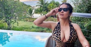 Eláll a lélegzetünk! Salma Hayek bombasztikus fotókkal indította az új évet