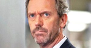 Meg sem ismernénk az utcán, ha szembejönne: így néz ki Hugh Laurie 2022-ben, 63 évesen