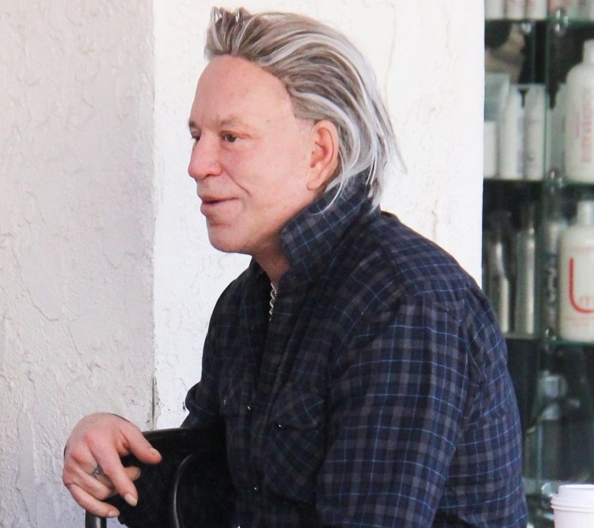 Mickey Rourke sármos arcát tönkretette a plasztika – 69 évesen így néz ki