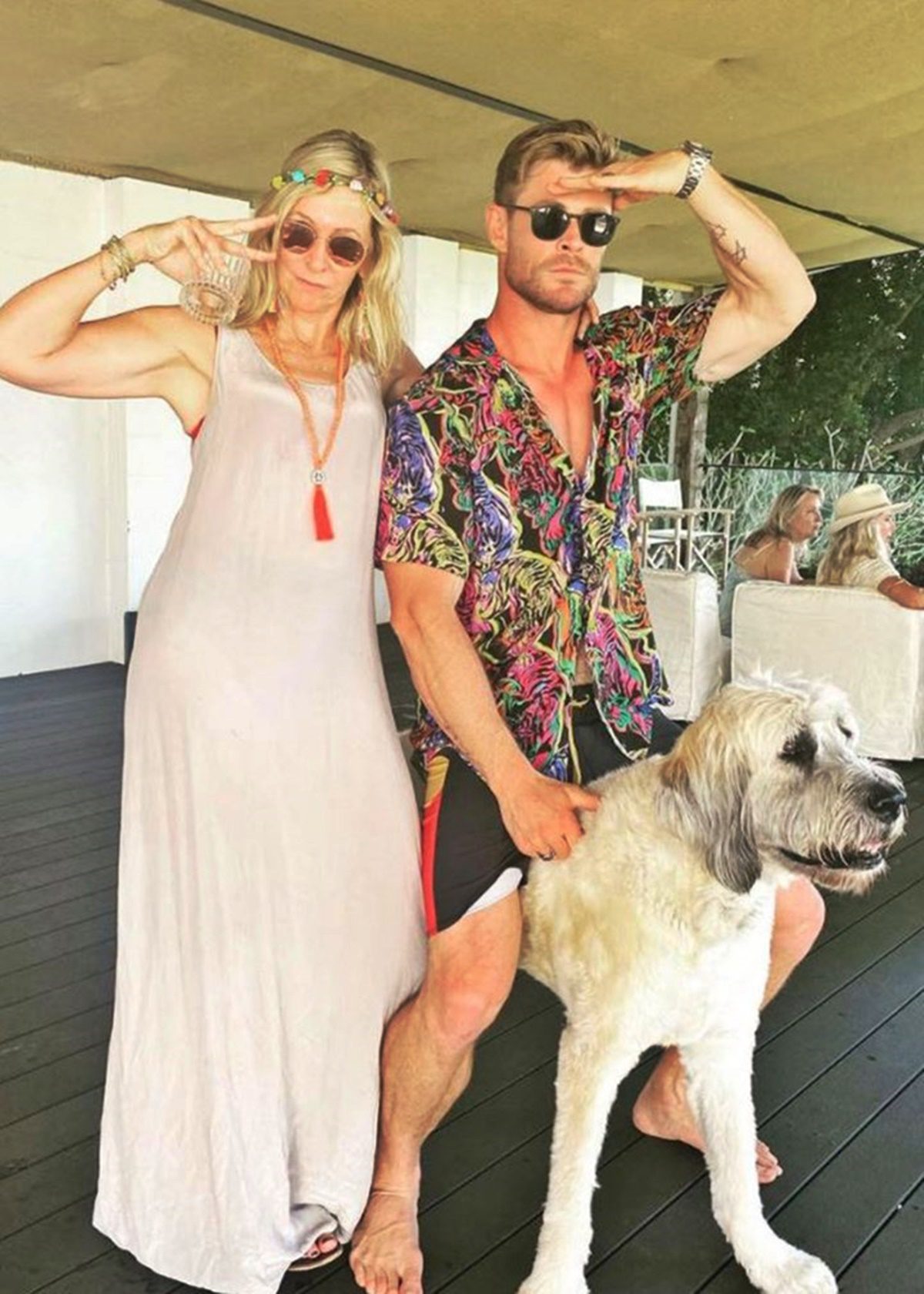 Chris Hemsworth édesanyja szőke bombázó: A 61 éves Leonie-t sokan a színész nővérének hiszik