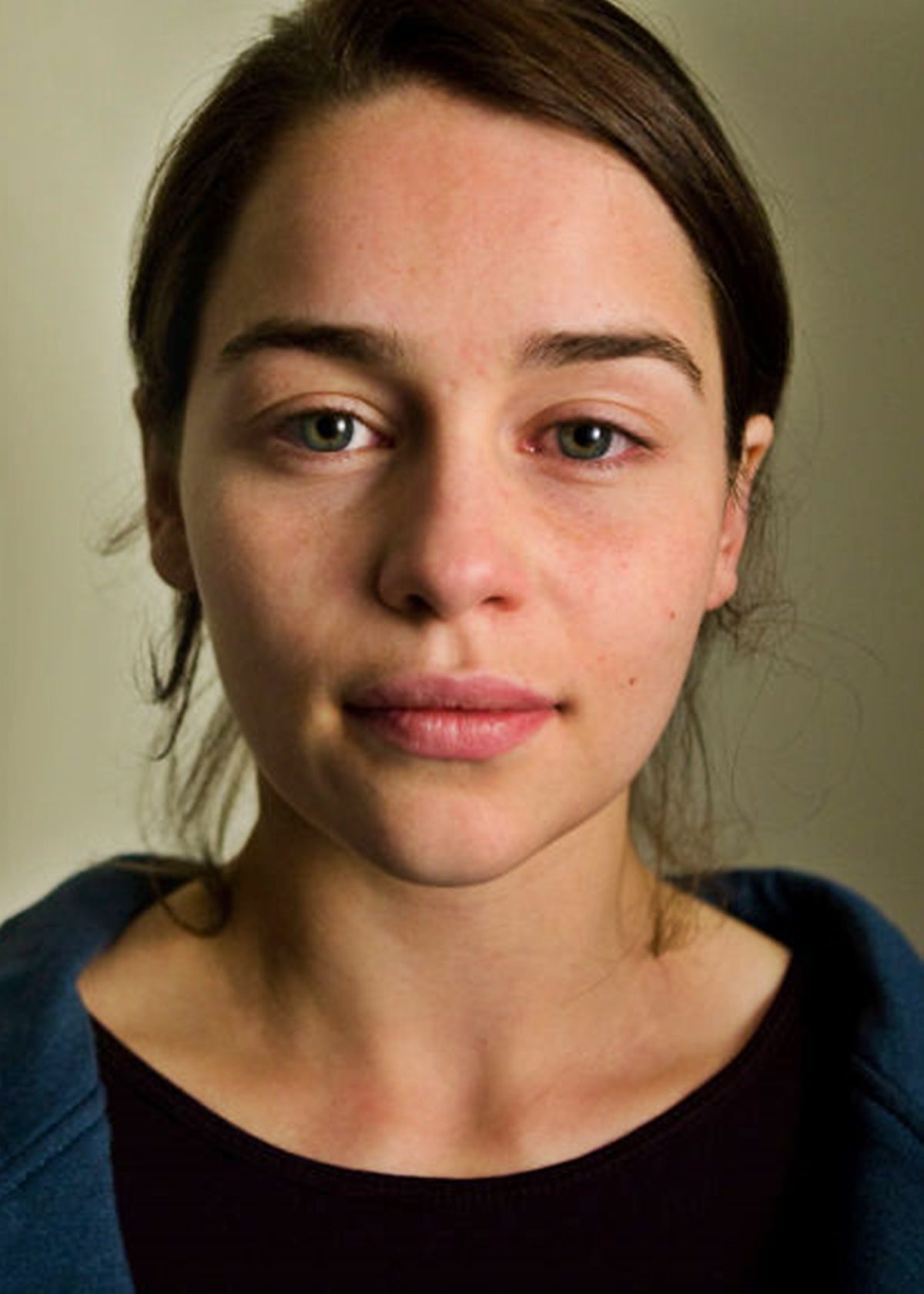 Ilyen gyönyörű smink nélkül Emilia Clarke