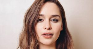 Ilyen gyönyörű smink nélkül Emilia Clarke