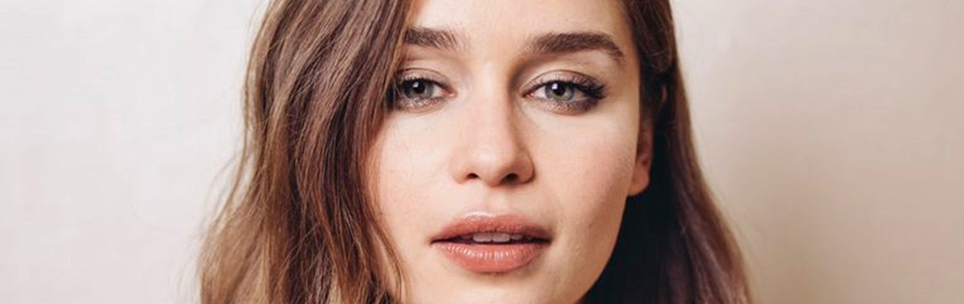 Ilyen gyönyörű smink nélkül Emilia Clarke