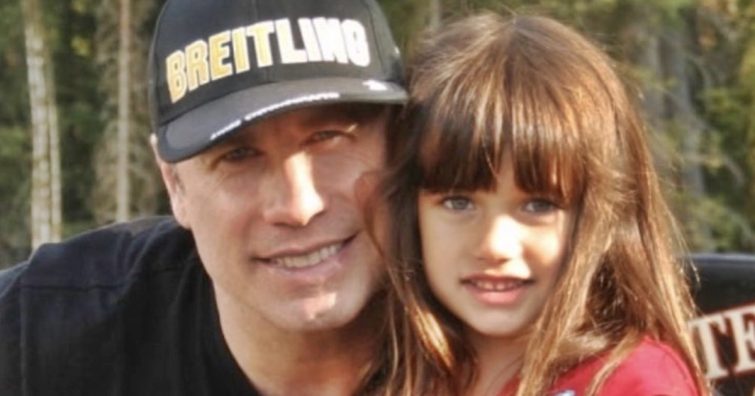 John Travolta lánya kinézetével mindenkit levesz a lábáról: friss fotókon a 22 éves Ella Travolta