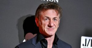 Sean Penn szerint a „gyáva gének” késztetik arra a férfiakat, hogy szoknyát viseljenek