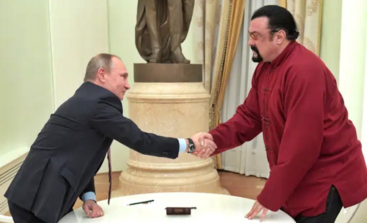 Hogy miért robbant ki az orosz-ukrán háború? Steven Seagal elmagyarázta mindenkinek