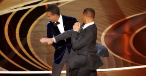 Hatalmas botrány az idei Oscar-gálán: Will Smith arcon csapta a műsorvezetőt, mert a feleségével viccelődött