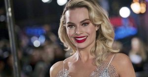 Margot Robbie mint Barbie baba? Így fog kinézni a dögös színésznő a Barbie-film címszereplőjeként