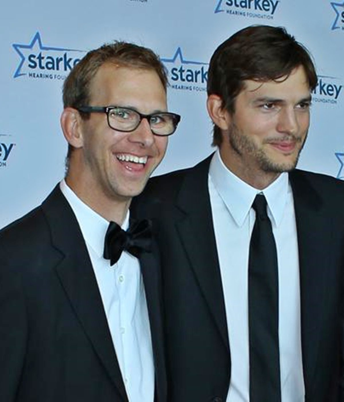 Ő Ashton Kutcher ritkán látott ikertestvére - Michaelnek súlyos betegséggel kell együtt élnie