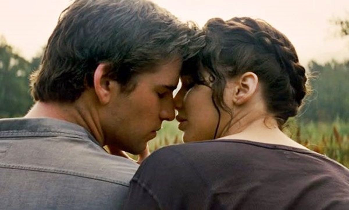 Liam Hemsworth kitálalt - egyszerűen gyomorforgató volt színésznőtársával csókolózni