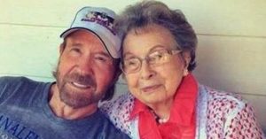 Chuck Norris szeretetteljes üzenetet írt 100 éves édesanyjának: „Az anyám egész életében a kitartás és a hit példaképe volt"