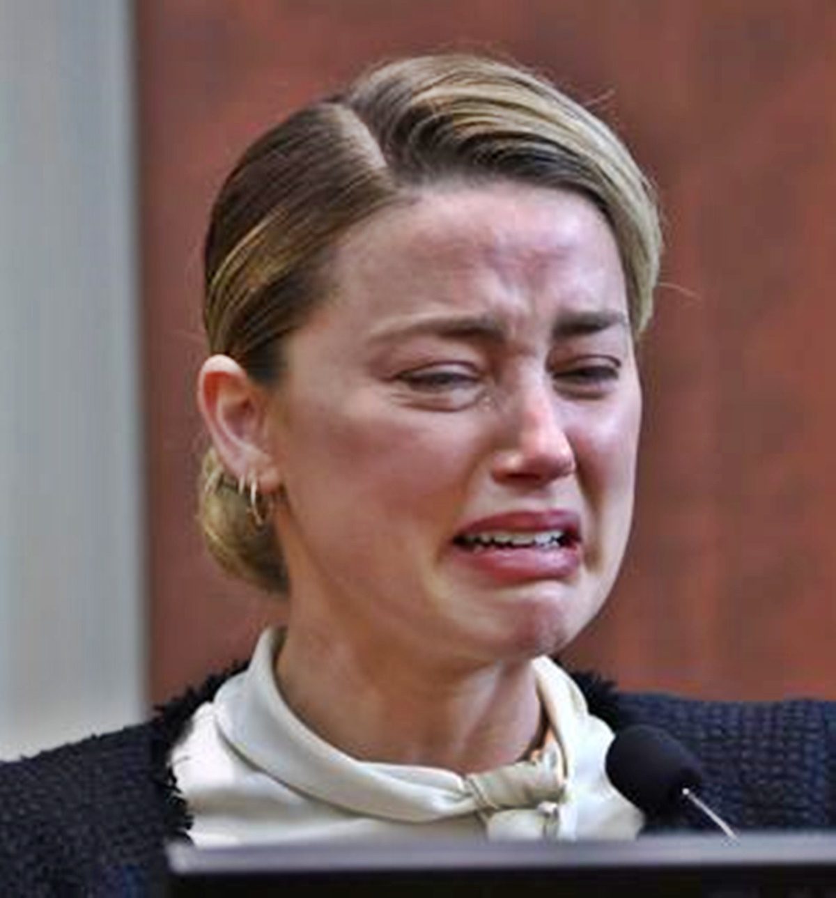 Amber Heard sírva fakadt, miután felolvasták a bíróságon Johnny Depp üzeneteit