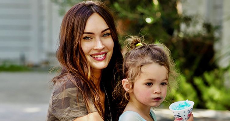 Megan Fox kifakadt a 9 éves kisfia miatt, akit piszkálnak a többiek, mert női ruhákat hord