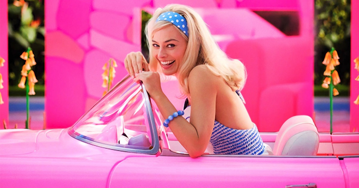 Margot Robbie Barbie babaként, Ryan Gosling pedig Ken babaként pózol a Barbie-film első előzetesében!