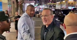 Durván üvöltözött Tom Hanks egy rajongójával az utcán - Videó!